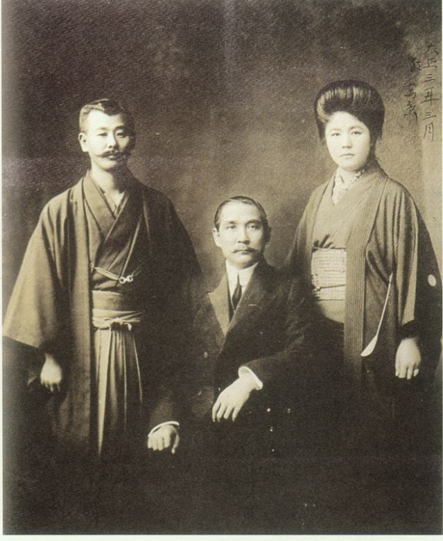 2-13、照片：1914年3月梅屋夫婦與孫中山的合影.jpg