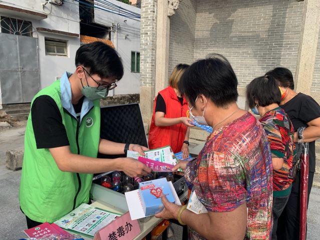 三鄉(xiāng)鎮(zhèn)開展“宣傳禁毒進(jìn)小家，‘無毒’社區(qū)靠大家”活動照片3.jpg